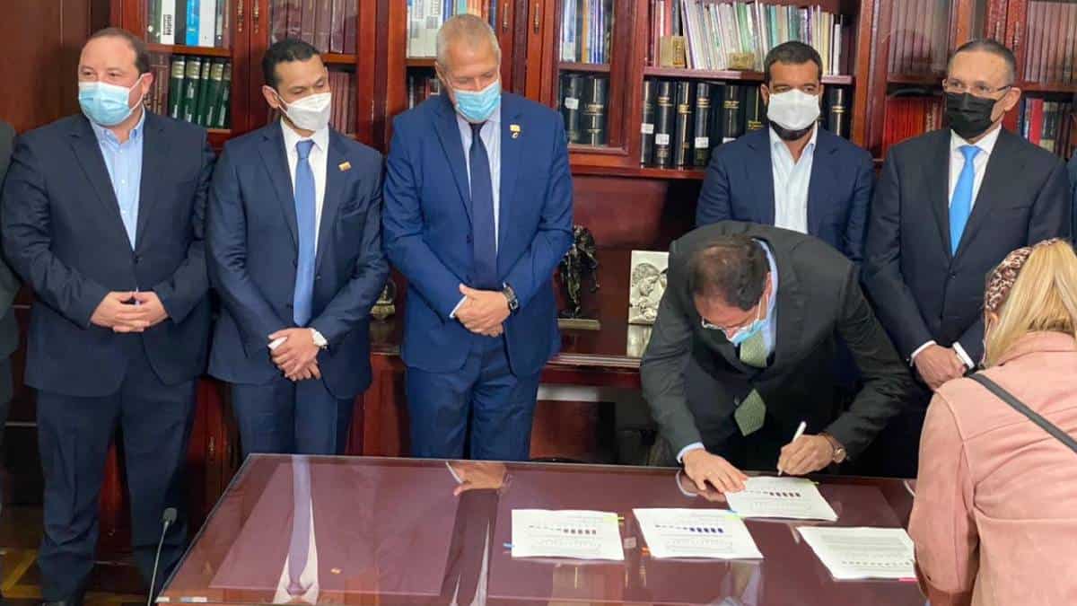 Ministro de Hacienda, José Manuel Restrepo radicó la reforma tributaria