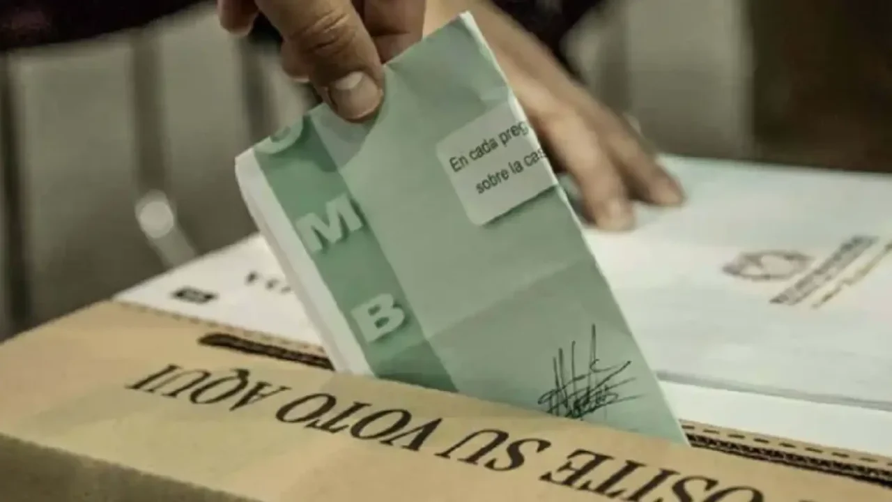 Cover image for ¿Por qué muchos colombianos ocultan su voto en el trabajo y en redes?