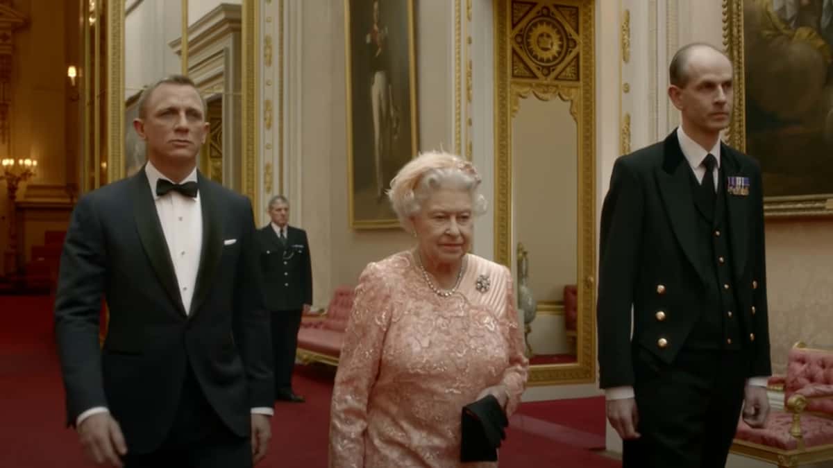 Reina Isabel II saltó con un paracaídas con James Bond