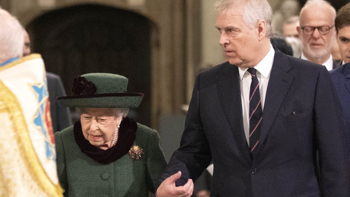 Reina Isabel II reaparece para homenaje a su difunto esposo