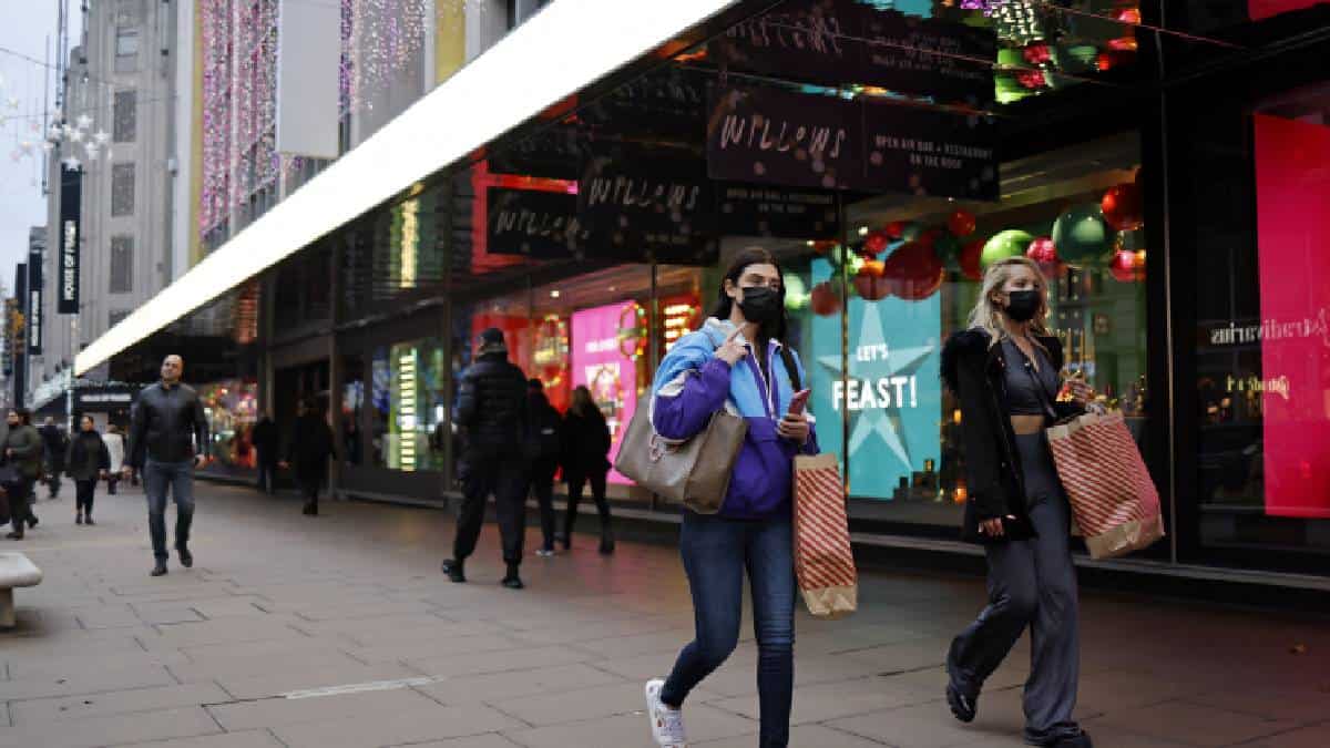 El gobierno de Boris Johnson impuso medidas como el teletrabajo, el porte obligatorio de mascarillas en interiores y los pasaportes sanitarios para eventos.