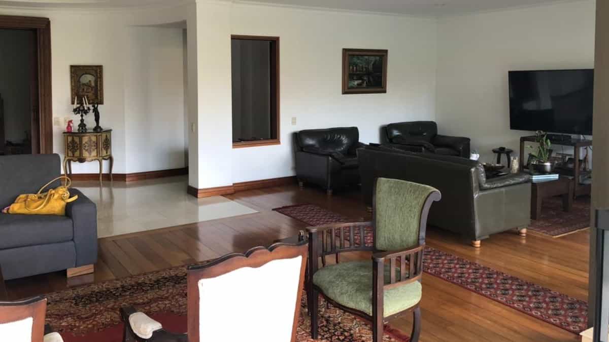 Entrega de bienes para reparar víctimas de las AUC