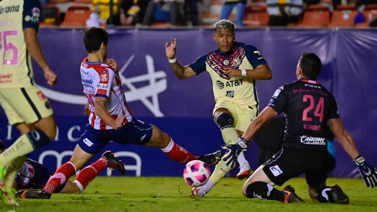 Golazo de Roger Martínez contra San Luis.