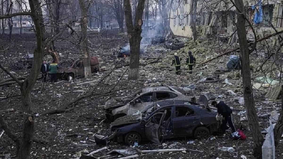 Rusia dice que bombardeo de Mariúpol en Ucrania fue puesta en escena