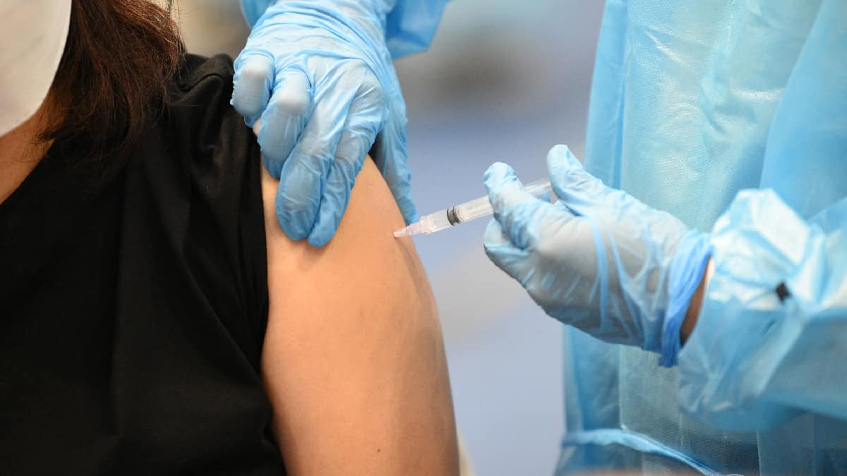 Reino Unido extiende vacuna de refuerzo anticovid a todos los mayores de 18 años