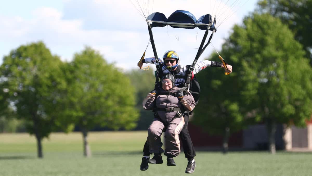 Video: mujer más anciana en saltar de un paracaídas