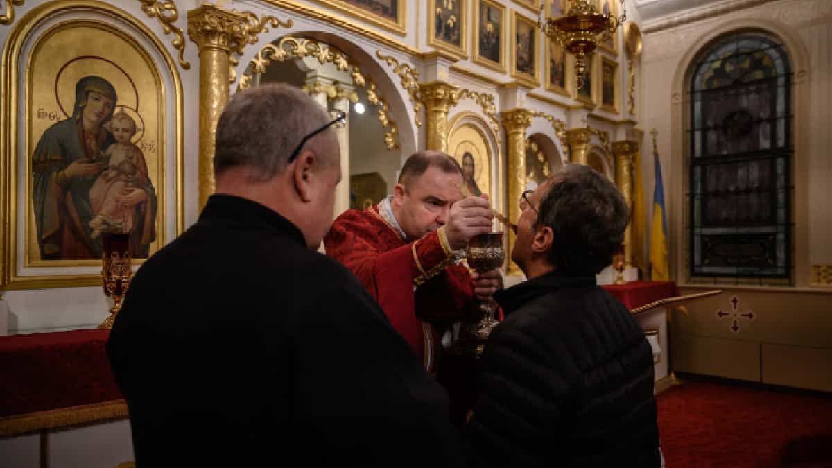 Sacerdote pide dinero para chalecos y cascos para soldados ucranianos