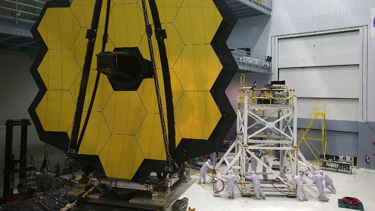 ¿Cómo es estar dentro de la sala de control del telescopio James Webb?