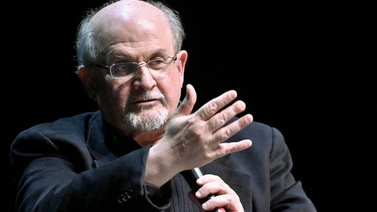 Escritor Salman Rushdie perdería un ojo tras ataque