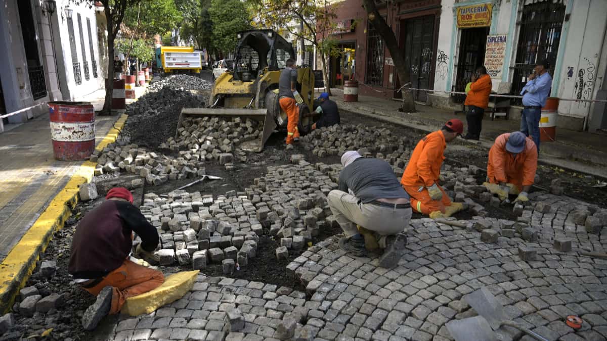 Trabajos en el tradicional barrio de San Telmo, en Buenos Aires (Argentina).