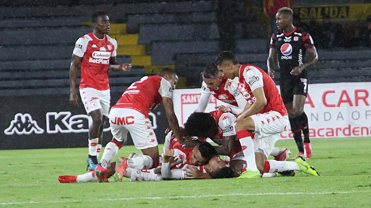 Jugadores de Santa Fe celebrando el gol