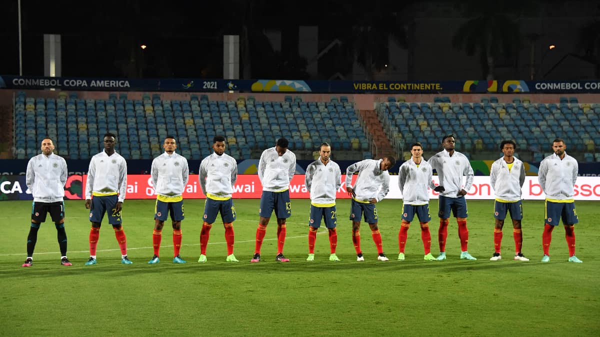 Selección Colombia en actos de protocolo contra Perú.