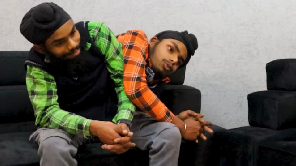 Foto: Punjabi Yard (Youtube) Siameses denuncian recibir un solo sueldo argumentando que son dos los que trabajan