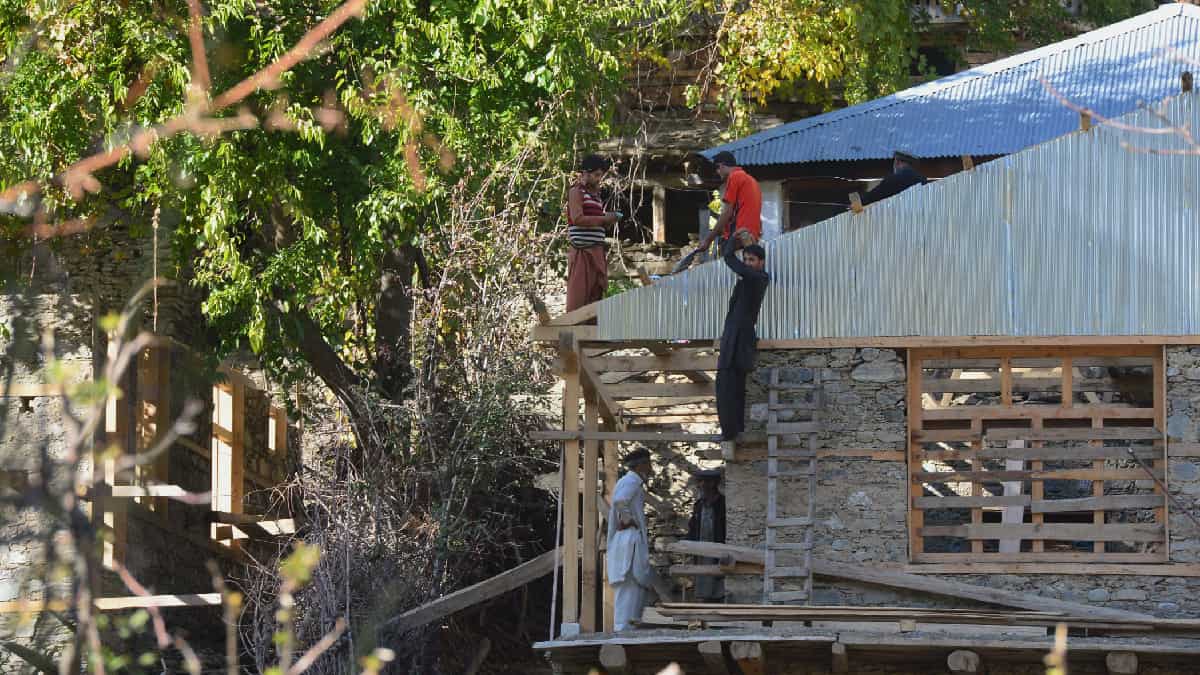 Rescatistas buscan supervivientes tras mortal sismo en Afganistán