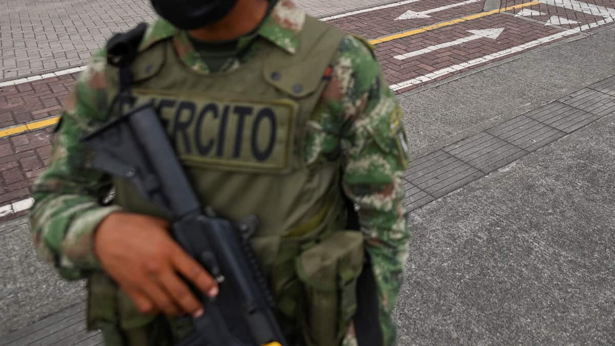 Ladrones roban fusil de un militar en Bogotá mientras patrullaba