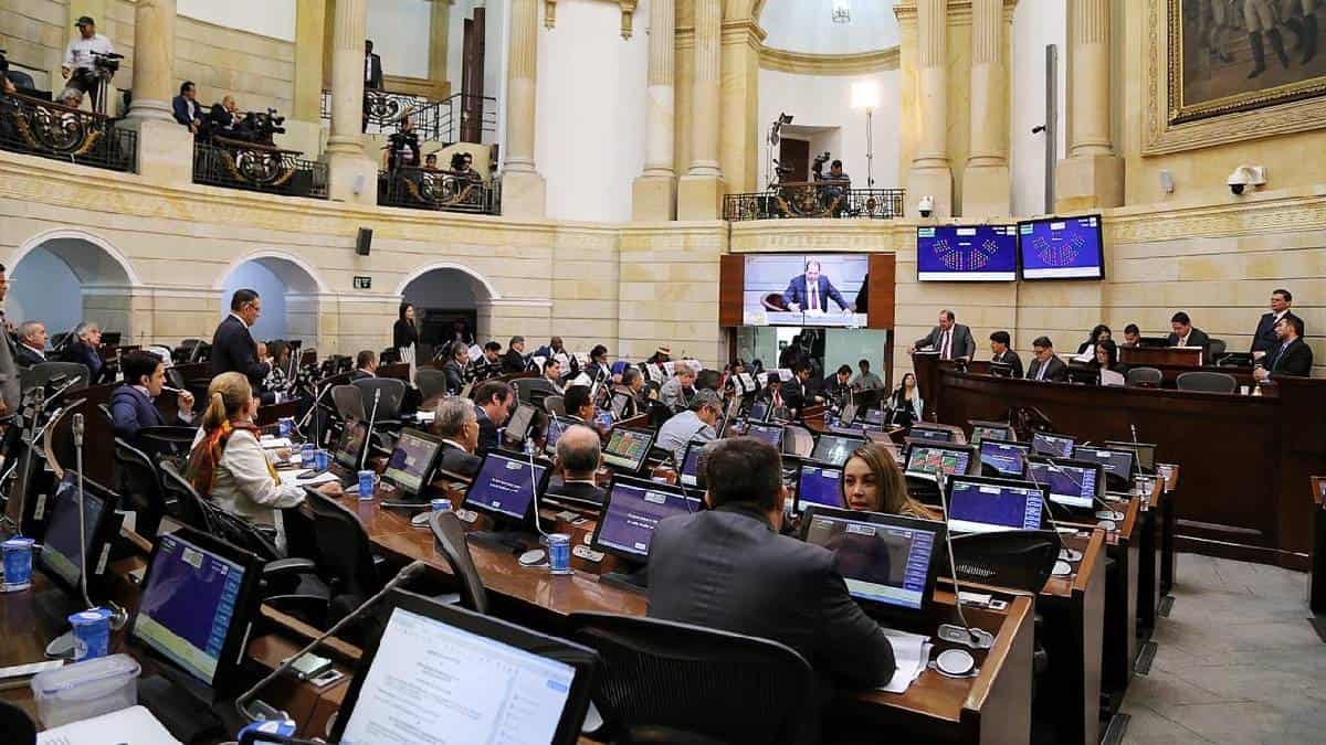 Presentan reforma que propone reducir número de congresistas al 50 %