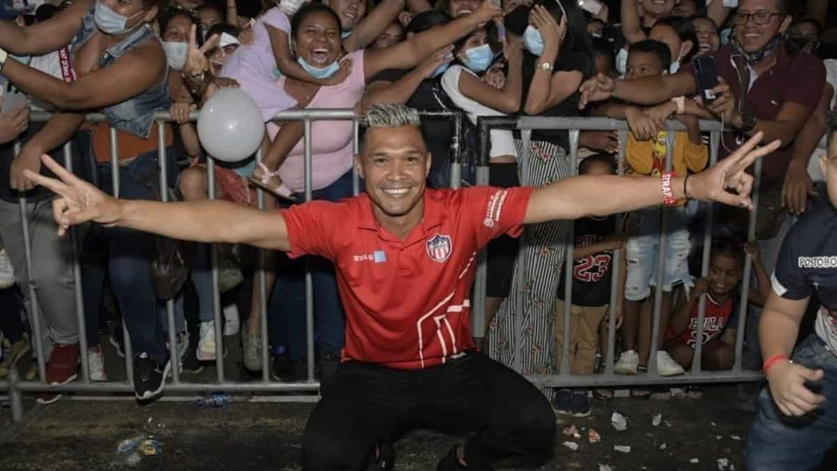 Teófilo Gutiérrez besó el escudo del Junior en Barranquilla