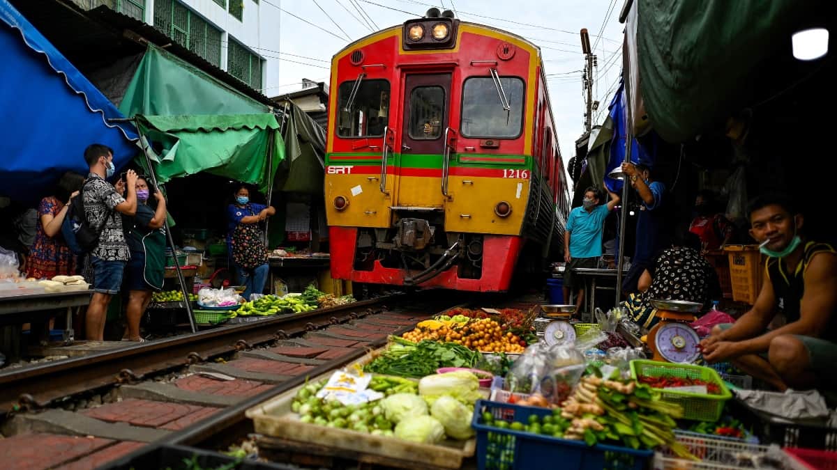 Tailandia: mercado en las vías de tren para turistas en el país