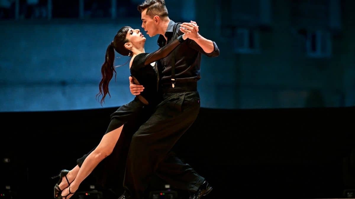 En este día se le rinde homenaje al popular cantante de tango Carlos Gardel y al compositor Julio de Caro, reconocidos por dar a conocer este género musical.