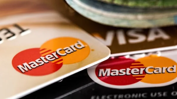 Millas para viajes y más: así puede aprovechar beneficios por usar su tarjeta de crédito