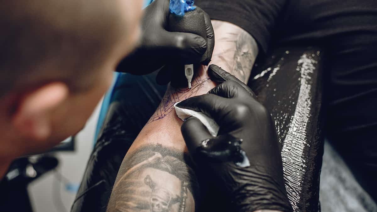 Europa prohíbe productos químicos peligrosos en tinta de tatuajes