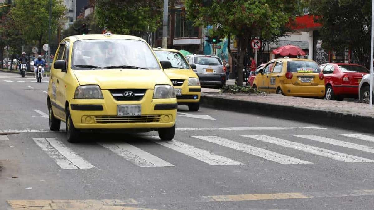 El conductor arrojó a la mujer del auto en pleno movimiento.