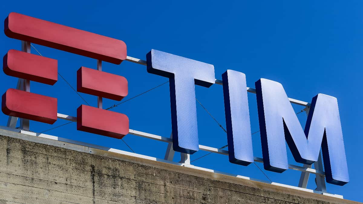 Acción de TIM se dispara en la bolsa de Milán con una subida de más del 27% tras oferta de compra de KKR