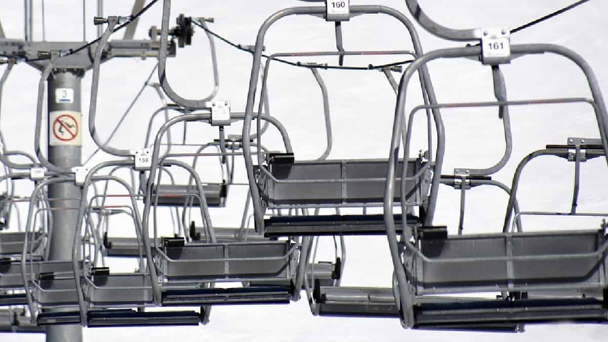 Milagro en parque de diversiones. Niña casi ilesa después de caer de una atracción mecánica de 12 metros de altura.