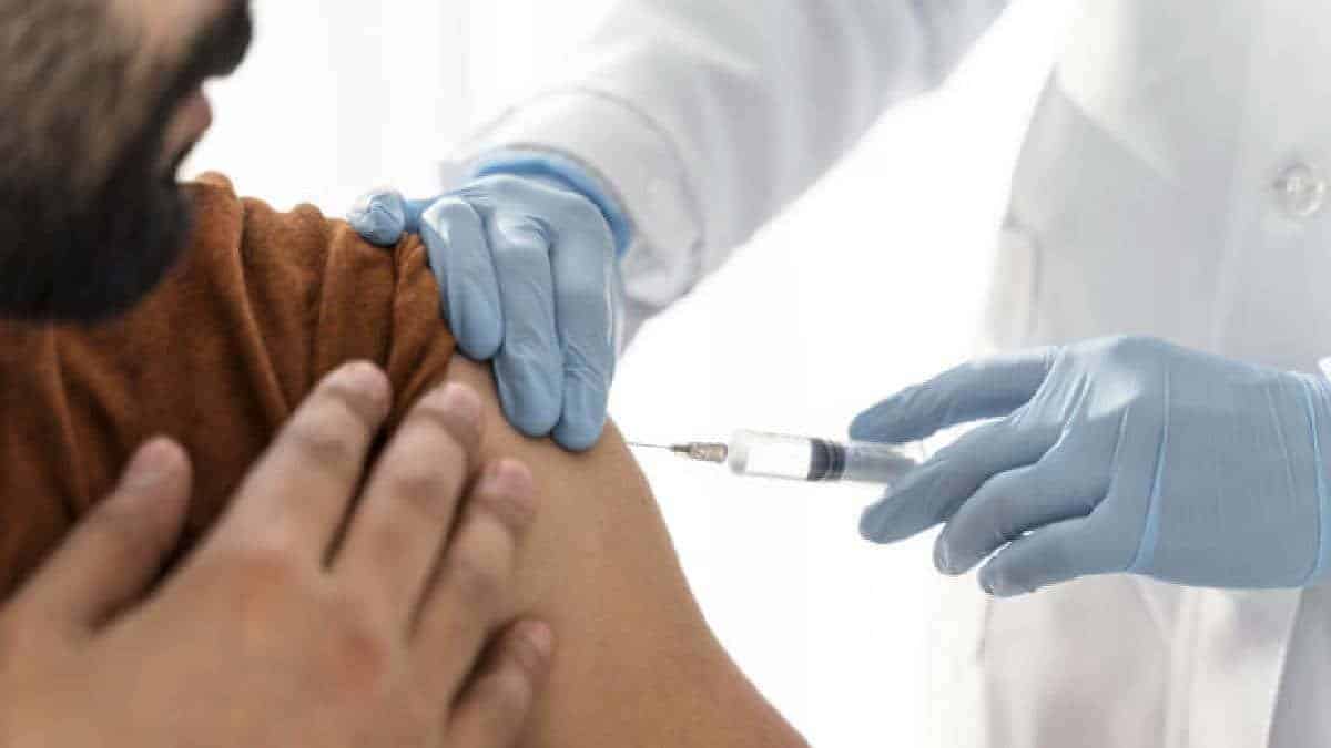 Mayores de 18 podrán aplicarse tercera dosis contra covid al 4 mes