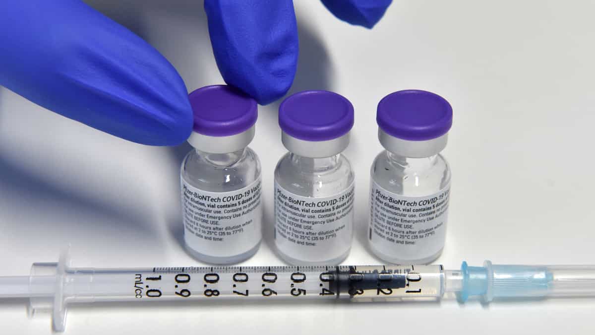 Tercera dosis de vacuna Pfizer contra covid tiene 95,6% de eficacia