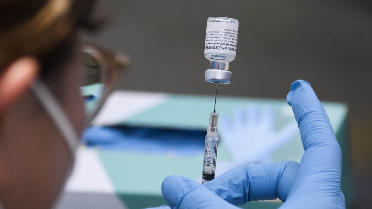 Vacuna anticovid de refuerzo tiene efectos secundarios similares a la segunda inyección, según estudio en EE.UU