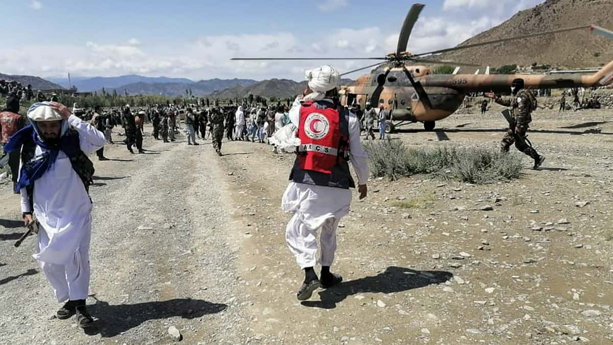 Soldados cerca de un helicóptero en una de las regiones afectadas por el terremoto.