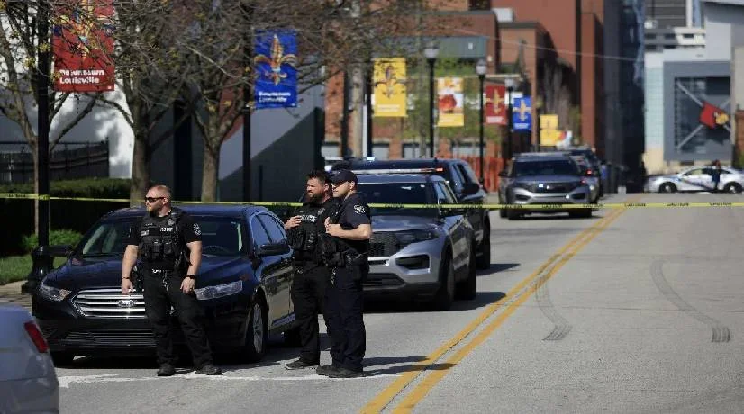 Autoridades reportan tiroteo en un edificio comercial de Louisville, Kentucky, Estados Unidos.
