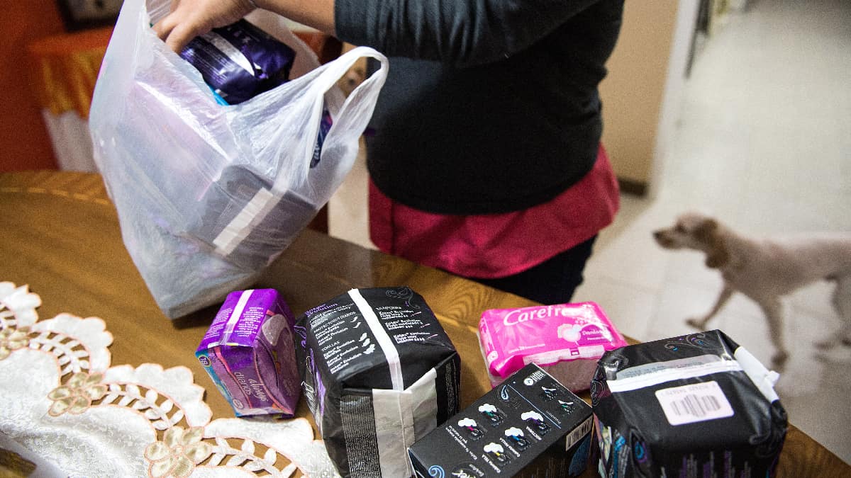 Con pañal, papel o tela: la realidad de la pobreza menstrual en Brasil