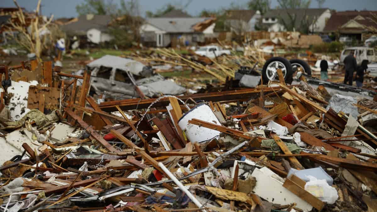 EE.UU. busca sobrevivientes tras arrasadores y mortales tornados