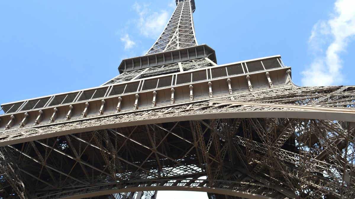 La Torre Eiffel reabre después de récord de nueve meses cerrada