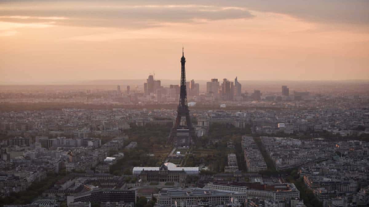 Preven otro año difícil en turismo en la Torre Eiffel