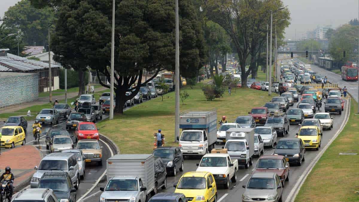 Policía capturó ladrones que robaban un carro empujándolo en Bogotá