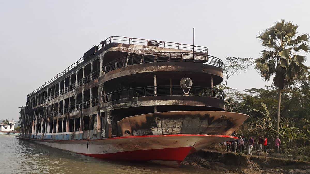 Incendio en ferri dejó cerca de 50 muertos en Bangladés