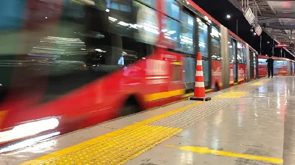 Atrapan a hombre que exhibía sus genitales a menores de edad en Transmilenio: las seguía en las estaciones
