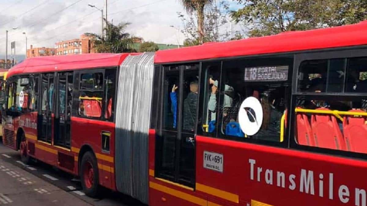 Hombre se lanzó de un bus de TransMilenio en movimiento