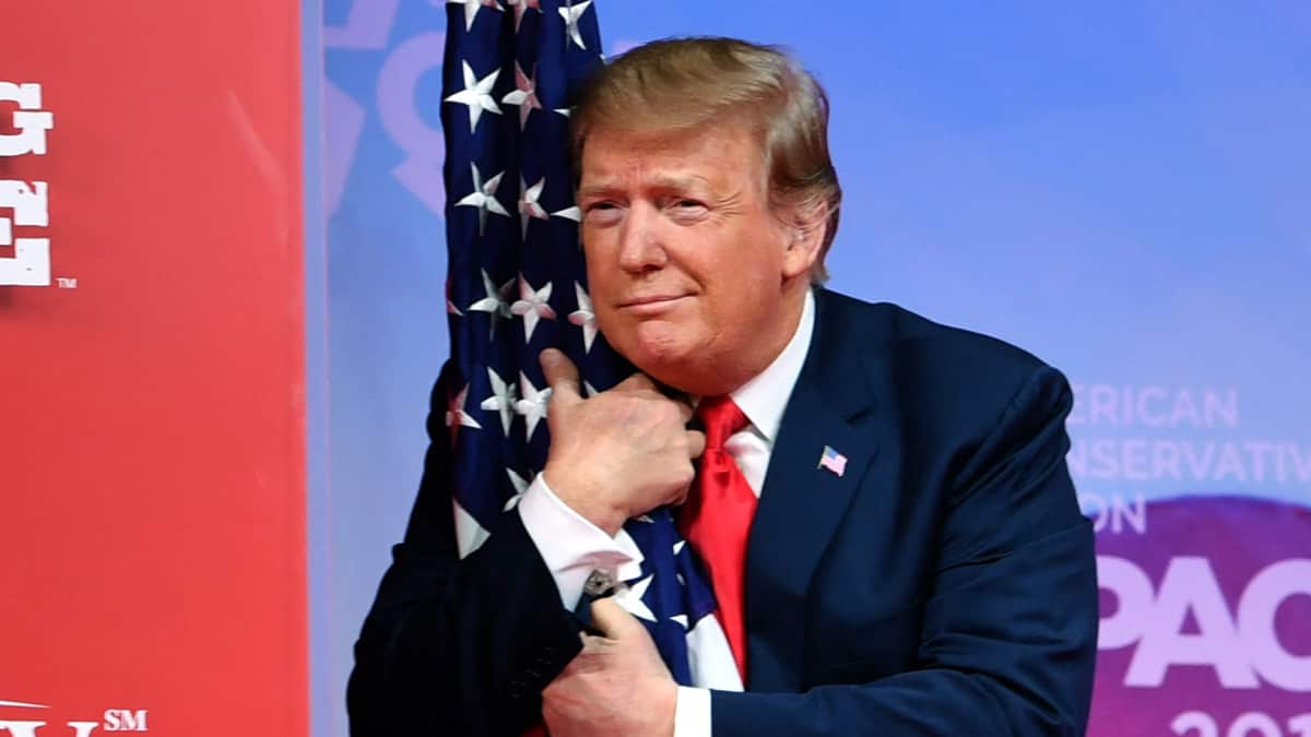 Trump reaparece y confirma que está vacunado