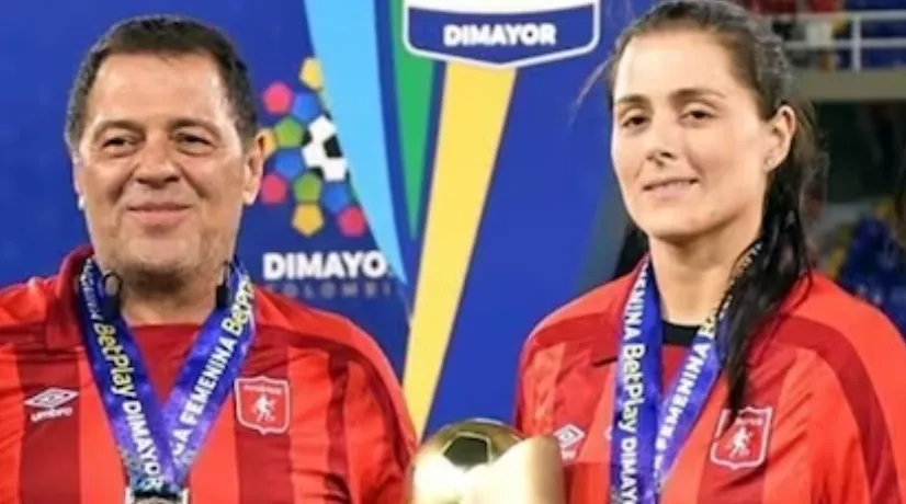 Tulio Gómez sobre foto de Marcela con camiseta del Cali