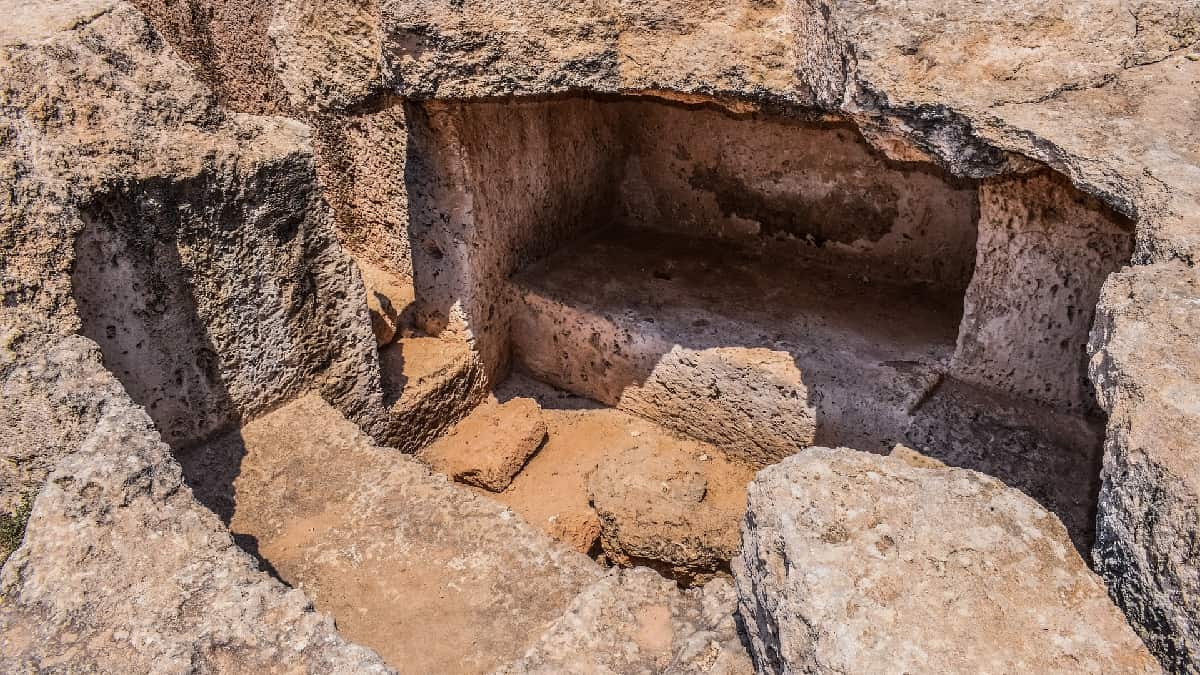 Trabajadores descubrieron 31 tumbas de la era romana