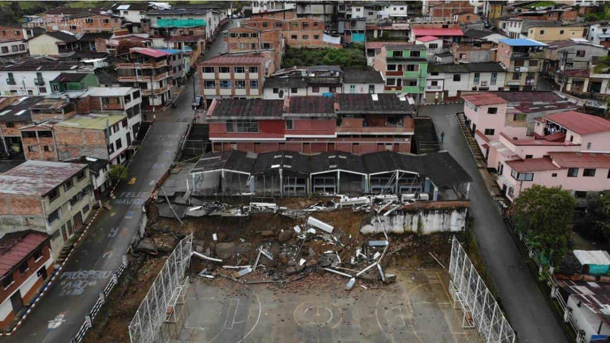 El muro de contención, junto con la estructura, cayó sobre una cancha