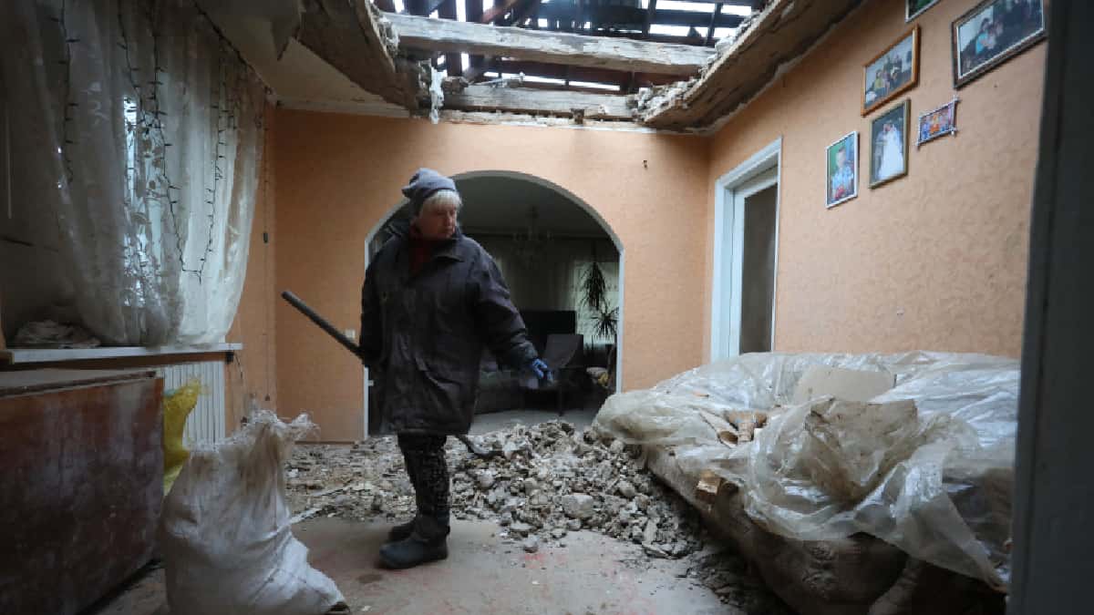 Bombardeos y evacuaciones en Ucrania aumentan temor a invasión rusa