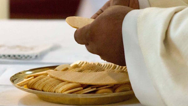 Víctimas de pederastas en Iglesia francesa recibirán millonaria indemnización