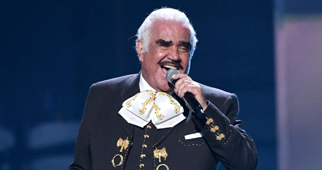 Vicente Fernández permanece hospitalizado en condición grave, confirma su familia