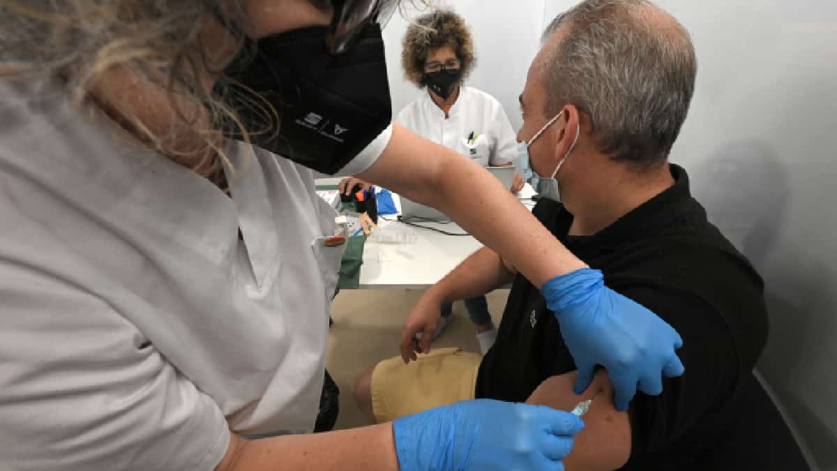 España ampliará la aplicación de tercera dosis para mayores de 40 años