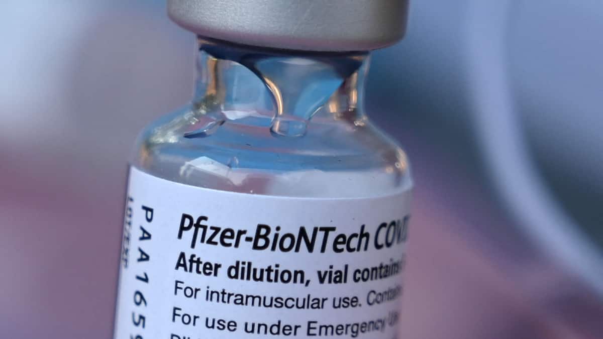 Vacuna de Pfizer es eficaz contra formas graves de covid-19 al menos seis meses